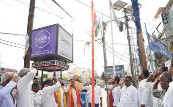 మసీదుబండలో జాతీయ జెండా ఆవిష్కరించిన మాజీ ఎమ్మెల్యే భిక్షపతి యాదవ్