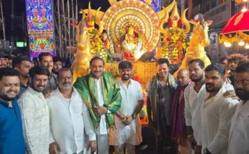 ఎర్రగుడ్ల కుటుంబం పలహారం బండి ఊరేగింపులో పాల్గొన్న గాంధీ