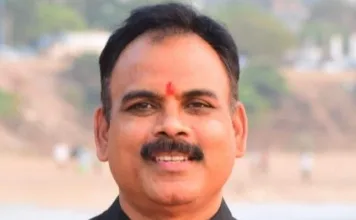 భోగాపురం ఎయిర్పోర్ట్తో పాటు విశాఖ విమానాశ్రయం కొనసాగించాలి.. రాష్ట్రపతికి గురుదేవ్ నెల్లి వినతి..
