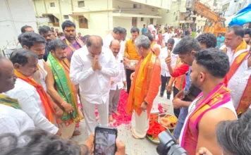 లింగంపల్లిలో పోచమ్మ, భూలక్ష్మీ అమ్మవార్ల ఆలయ పునఃప్రతిష్ఠ మహోత్సవంలో గాంధీ పూజలు