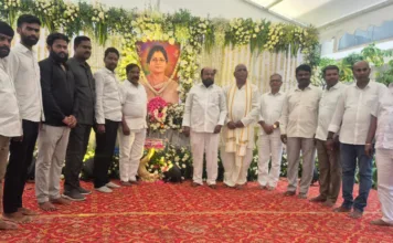 రాగం సుజాత యాదవ్ కు ఆర్. కృష్ణయ్య, భేరి రామచందర్ యాదవ్ నివాళులు