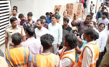 అక్రమ నిర్మాణాలపై చర్యలు తీసుకోవాలి: రవికుమార్ యాదవ్