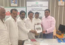 పీజేఆర్ స్టేడియంలోని గాంధీ విగ్రహానికి మెట్లు ఏర్పాటు చేయాలి