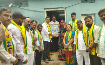 నాలాలో గల్లంతైన బాలయ్య కుటుంబానికి రూ.50 వేల సాయం.. ప్రభుత్వం స్పందించాలి: వాసిలి చంద్రశేఖర్ ప్రసాద్
