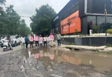 ప్రజా సమస్యపై వెంటనే స్పందన.. గుంతలమయమైన రోడ్డుపై అధికారులకు శ్రీనివాస్ గౌడ్ సూచనలు