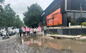ప్రజా సమస్యపై వెంటనే స్పందన.. గుంతలమయమైన రోడ్డుపై అధికారులకు శ్రీనివాస్ గౌడ్ సూచనలు