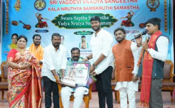 సేవా రత్న అవార్డుతో బేరి రామచందర్ యాదవ్కు ఘన సత్కారం