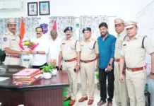 8వ బెటాలియన్ టీజీఎస్పీ కమాండెంట్ను కలిసిన షేక్ చాంద్ పాషా