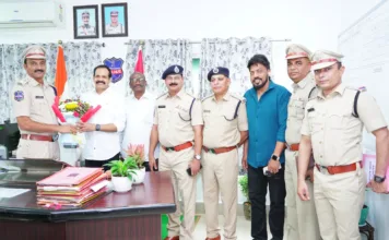 8వ బెటాలియన్ టీజీఎస్పీ కమాండెంట్ను కలిసిన షేక్ చాంద్ పాషా