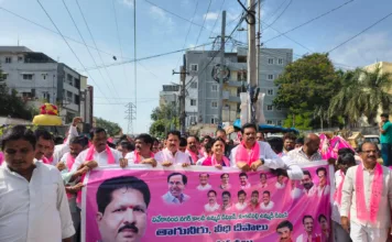 కాంగ్రెస్ వెయ్యి రోజుల పాలనపై బీఆర్ఎస్ సమరభేరి.. 420 అడుగుల ఫ్లెక్సీతో నిరసన
