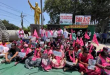 మహిళా ఎమ్మెల్యేలపై సీఎం వ్యాఖ్యలకు నిరసన.. కళ్లకు గంతలు కట్టుకున్న మహిళలు