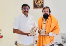 మట్టి వినాయక విగ్రహాల పంపిణీకి ముందుకొచ్చిన మాజీ కార్పొరేటర్ శ్రీకాంత్