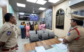 మాదాపూర్లో ట్రాన్స్జెండర్లకు పోలీసుల కౌన్సెలింగ్