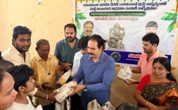 మియాపూర్లో ఘనంగా మట్టి వినాయకుల పంపిణీ.. పర్యావరణ పరిరక్షణకు యలమంచి ఉదయ్ కిరణ్ ట్రస్ట్ పిలుపు