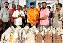 మియాపూర్లో మట్టి వినాయక విగ్రహాల పంపిణీ