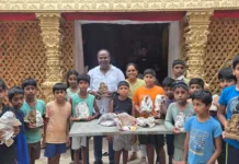 కొండాపూర్లో పర్యావరణహిత వినాయకుడి పంపిణీ.. చిన్నారులకు మట్టి గణేశ విగ్రహాలు