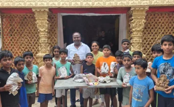 కొండాపూర్లో పర్యావరణహిత వినాయకుడి పంపిణీ.. చిన్నారులకు మట్టి గణేశ విగ్రహాలు