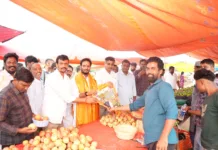 మియాపూర్ న్యూ కాలనీ మార్కెట్లో జూట్ బ్యాగుల పంపిణీ