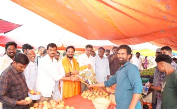 మియాపూర్ న్యూ కాలనీ మార్కెట్లో జూట్ బ్యాగుల పంపిణీ