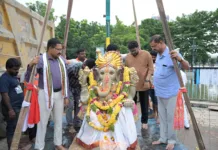 మల్కం చెరువులో స్వయంగా క్రేన్పై వెళ్లి గణనాథుడిని నిమజ్జనం చేసిన నారాయణ్ అమిత్