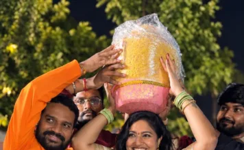 గణేష్ లడ్డూ వేలంలో రూ.6.66 లక్షలు.. వరుసగా రెండోసారి సినీనటి రోజా భారతి సొంతం