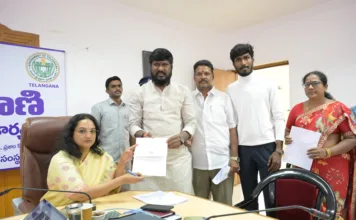 ఇజ్జత్నగర్ హౌస్ ట్యాక్స్ సమస్యలపై కమిషనర్కు వినతి.. వివరాలు సరిచేయాలని డిమాండ్