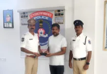 పోయిందనుకున్న ఐఫోన్ను యజమానికి అప్పగించిన మియాపూర్ ట్రాఫిక్ పోలీసులు