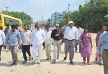 ఎల్లమ్మ చెరువు వద్ద లింక్ రోడ్డు ఏర్పాటు.. అధికారులతో PAC చైర్మన్ గాంధీ పరిశీలన