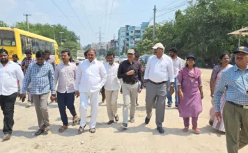 ఎల్లమ్మ చెరువు వద్ద లింక్ రోడ్డు ఏర్పాటు.. అధికారులతో PAC చైర్మన్ గాంధీ పరిశీలన