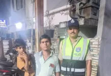 రోడ్డుపై ఒంటరిగా కనిపించిన 6 ఏళ్ల బాలుడు.. 2 గంటల్లో తండ్రి చెంతకు చేర్చిన రాయదుర్గం పోలీసులు