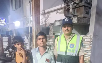 రోడ్డుపై ఒంటరిగా కనిపించిన 6 ఏళ్ల బాలుడు.. 2 గంటల్లో తండ్రి చెంతకు చేర్చిన రాయదుర్గం పోలీసులు