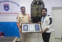 గిన్నిస్ వరల్డ్ రికార్డ్స్ సాధించిన గ్రాండ్ మాస్టర్ డా. టి. గోపీ కృష్ణకు సీఐ విజయ్ కుమార్ అభినందనలు