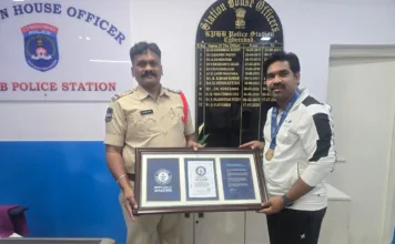 గిన్నిస్ వరల్డ్ రికార్డ్స్ సాధించిన గ్రాండ్ మాస్టర్ డా. టి. గోపీ కృష్ణకు సీఐ విజయ్ కుమార్ అభినందనలు