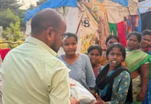 బతుకమ్మ పండుగ సందర్భంగా నిరుపేదలకు చీరలు, దుస్తుల పంపిణీ