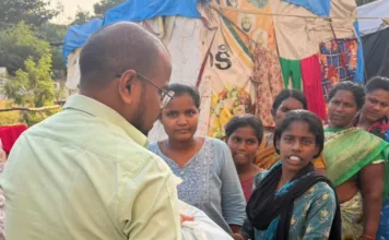 బతుకమ్మ పండుగ సందర్భంగా నిరుపేదలకు చీరలు, దుస్తుల పంపిణీ