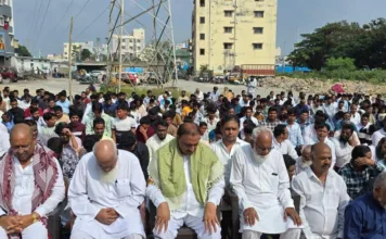 ఎల్లమ్మబండ ఈద్గాలో వర్షాల కోసం ముస్లింల ప్రత్యేక ప్రార్థనలు