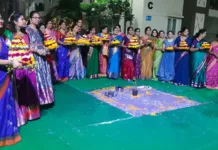 ఇజ్జత్నగర్లో ఘనంగా బతుకమ్మ సంబరాలు.. వేడుకల్లో పాల్గొన్న గంగల రాధాకృష్ణ యాదవ్