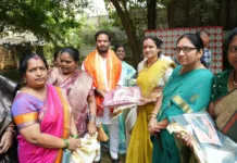 దసరా కానుకగా మహిళా మోర్చా నాయకురాళ్లు, కార్యకర్తలకు చీరల పంపిణీ చేసిన రవికుమార్ యాదవ్