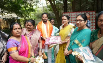 దసరా కానుకగా మహిళా మోర్చా నాయకురాళ్లు, కార్యకర్తలకు చీరల పంపిణీ చేసిన రవికుమార్ యాదవ్