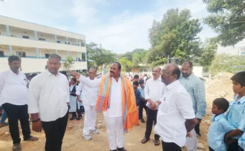 పాఠశాలల్లో మెరుగైన వసతుల కల్పనకు కృషి: రాగం నాగేందర్ యాదవ్